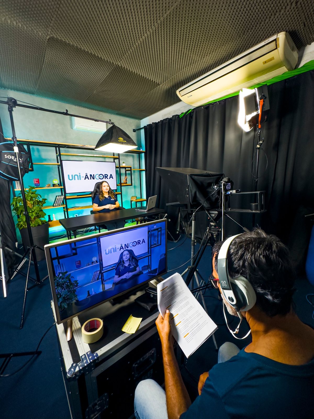 Estúdio com teleprompter e iluminação