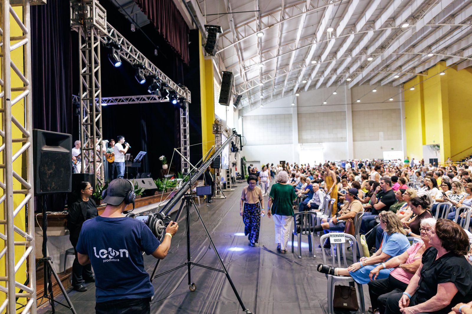 Equipe da Leon gravando evento com grua